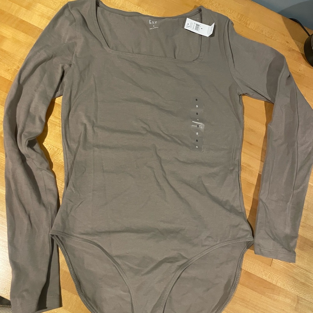 Gap long sleeve body suit scoopneck taupe color
